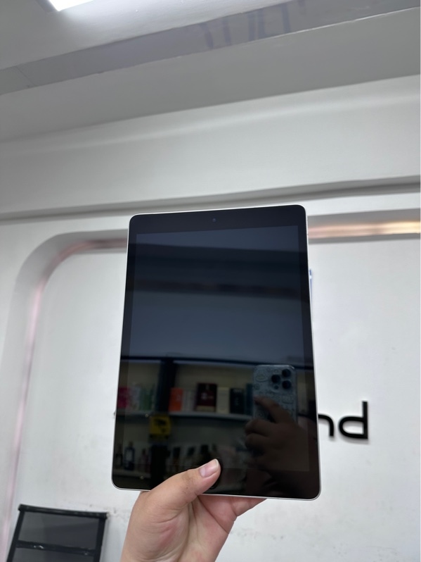 iPad Gen 9 - 4G - LL/A - IOS 26.4.1 - 64GB - Màu bạc - Pin 97% chu kỳ sạc 296 - Ngoại hình 97% - Màn ám vàng - Body