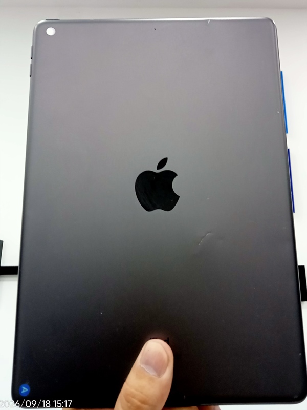 iPad Gen 9 - Bản 4G - LL/A - IOS 26.2 - 64GB - Pin 99% - Màu đen - Ngoại hình: 97% - Viền trầy, màn xước dăm, màn nứt 1 góc - Body