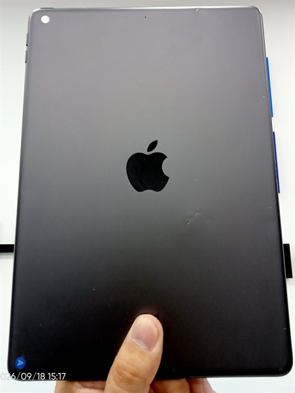 iPad Gen 9 - Bản Wifi - LL/A - 64GB - IOS 26.4 - Pin 94% - Màu đen - Ngoại hình: 97% - Lưng cấn, viền trầy, màn ám hồng, ép kính, màn trầy - Body