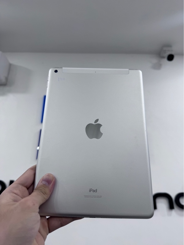 iPad gen 9 - LL/A - 64GB - Bản 4G - ios 26.4 - Màu BẠC - Pin 100%, chu kỳ sạc 1 - Ngoại hình 97% - Lưng xước, viền trầy, màn ám xanh, kính màn xước, hở sáng viền nhẹ - Body