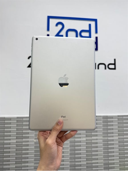 iPad Gen 9 - LL/A - 64GB - Wifi - Màu bạc - Pin 89% chu kì sạc 270 lần - Ngoại hình: 97% - cấn 1 góc, màn ám hồng + xước mèo - Body