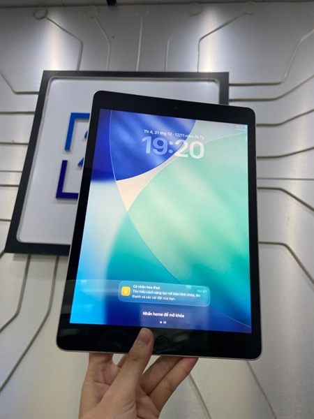 iPad Gen 9 - ZA/A - 256GB - Bản Wifi - Pin 100% thay new - Màu bạc - Ngoại hình: 97% - Cấn góc, phản quang , ám hồng , mất vân tay - Kèm Box 3