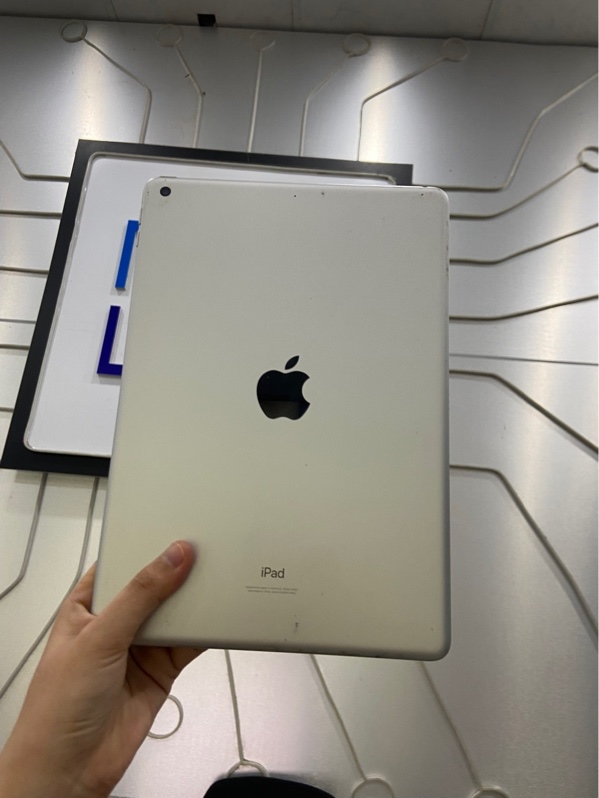 iPad Gen 9 - ZA/A - 64GB - Pin 87% - Màu bạc - Ngoai hình: 97% - màn bụi trong nhiều - Body
