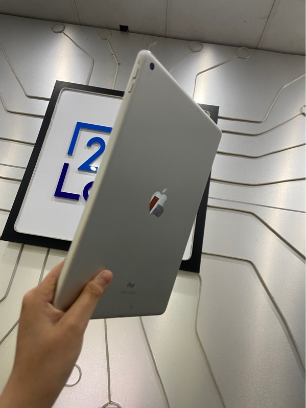 iPad Gen 9 - ZA/A - 64GB - Pin 87% - Màu bạc - Ngoai hình: 97% - màn bụi trong nhiều - Body