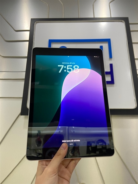 iPad Gen 9 - ZP/A - 64GB - Bản Wifi - Pin 95% - Màu bạc - Ngoại hình: 98% - Màn bầm, phản quang, màn ép kính - Body 2
