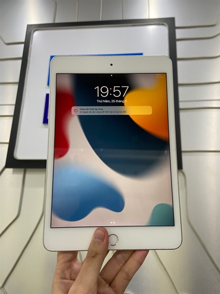 iPad Mini 5 - 2J/A - 64GB - Bản 4G - Pin 80% - Màu bạc - Ngoại hình: 96% trầy cấn - Màn ám hồng viền - Body 3