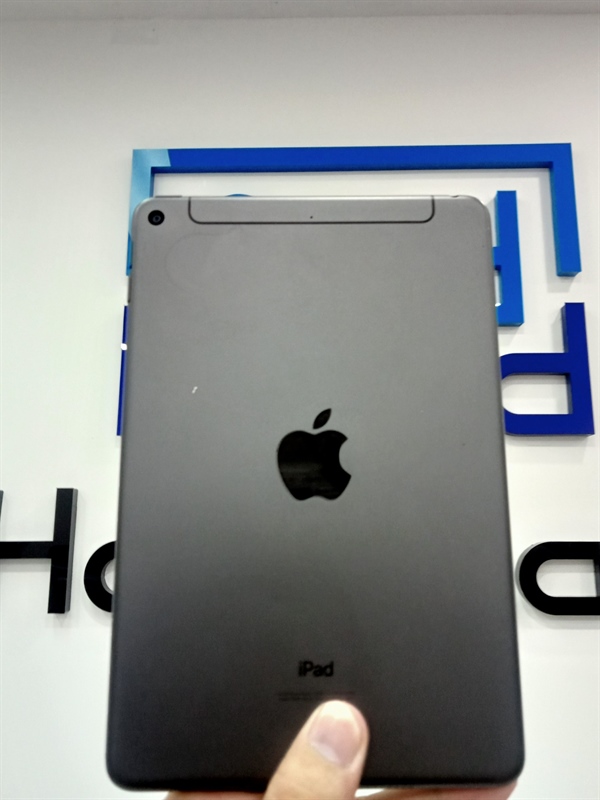 iPad Mini 5 - Bản Wifi - LL/A - 64GB - IOS 26.2 - Pin 82% - Chu kỳ sạc 824 - Màu đen - Ngoại hình: 97% - Viền trầy, cấn góc, gãy món viền, lưng xước, màn ám hồng, vàng viền rõ, màn ép kính - Body