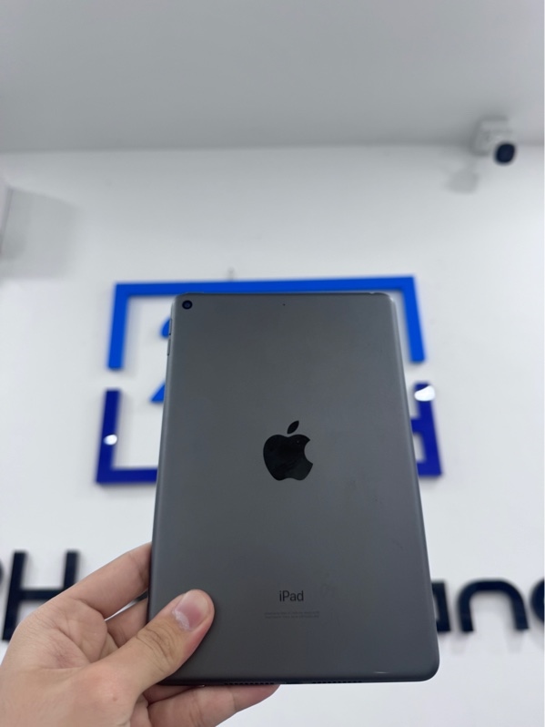iPad mini 5 - LL/A - 64GB - Bản wifi - ios 26.6.1 - Màu xám - Pin 100% - Ngoại hình 97% - Màn trầy, viền trầy nhẹ, ám hồng nhẹ - Body