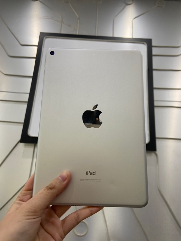 iPad Mini 5 - LL/A - 64GB - IOS 15.5 - Bản Wifi - Pin 92% - Màu bạc - Ngoại hình: 97% - Màn ám hồng viền, ám hồng nặng - Body