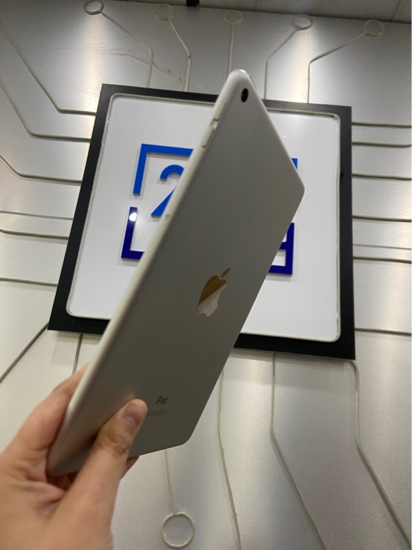 iPad Mini 5 - LL/A - 64GB - IOS 15.5 - Bản Wifi - Pin 92% - Màu bạc - Ngoại hình: 97% - Màn ám hồng viền, ám hồng nặng - Body