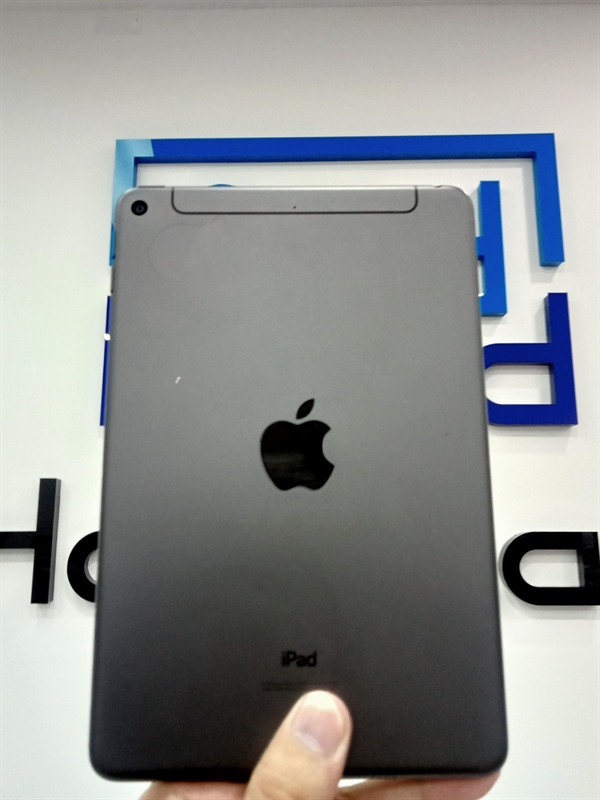 iPad Mini Gen 5 - Bản 4G - LL/A - 64GB - IOS 26.2 - Pin 90% - Chu kỳ sạc 190 - Màu đen - Ngoại hình: 97% - Viền xước, cấn viền, lưng xước, màn ám vàng nhẹ, hở sáng viền, màn ép kính, kính màn xước - Body
