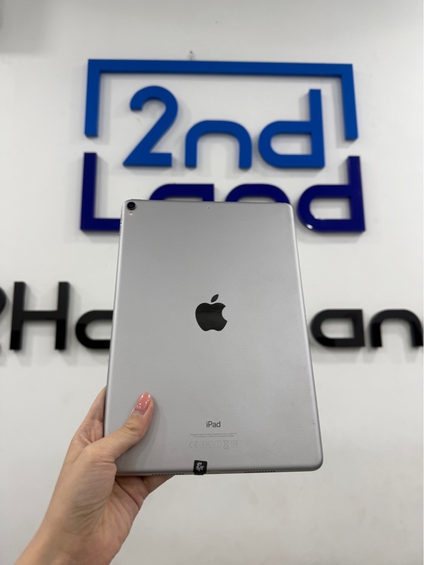 iPad Pro 10.5 2017 - B/A - IOS 17.7.1 - Wifi - 64GB - Màu bạc - Pin 87% - Ngoại hình 96.5% - Màn bể , màn hồng , màn trầy , máy trầy nhiều , tróc sơn , máy cấn - Không phụ kiện