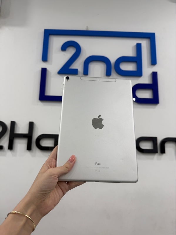 iPad Pro 10.5 2017 - CL/A - IOS 17.7.10 - 4G - 256GB - Màu bạc - Pin 90% - Ngoại hình 97% - Màn hồng , màn trầy , máy trầy , cấn , tróc sơn - Không phụ kiện