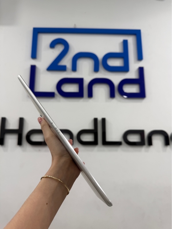 iPad Pro 10.5 2017 - CL/A - IOS 17.7.10 - 4G - 256GB - Màu bạc - Pin 90% - Ngoại hình 97% - Màn hồng , màn trầy , máy trầy , cấn , tróc sơn - Không phụ kiện