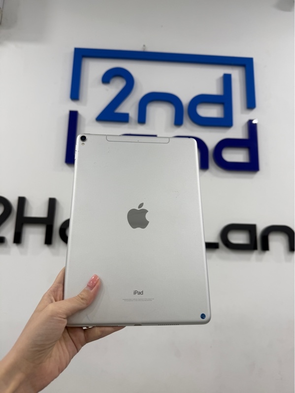 iPad Pro 10.5 2017 - Máy mã N - J/A - IOS 17.7.2 - 4G - 256GB - Màu bạc - Pin 88% - Ngoại hình 97% - Màn hồng , bầm nhẹ , trầy , cấn nhẹ , tróc sơn , máy trầy - Không phụ kiện