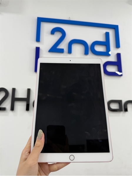 iPad pro 10.5 - 2X/A - IOS 17.5.1 - Wifi - 256GB - Màu hồng - Pin 100% - Ngoại hình 97% - Cấn góc , chỗ sạc hở , màn ám vàng , phản quang nhiều đốm , viền ám hồng - Kèm sạc 1