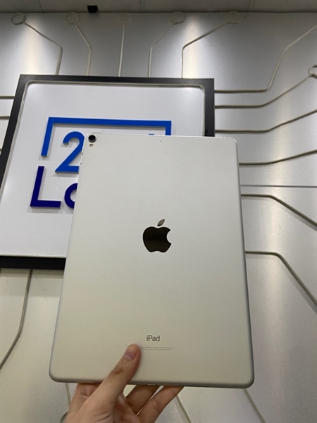 iPad Pro 10.5 inch 2017 - 2J/A - 64GB - Bản Wifi - Pin 81% - Màu bạc - Ngoại hình: 98% - Màn ép kính, màn ám viền vàng, phản quang - Body