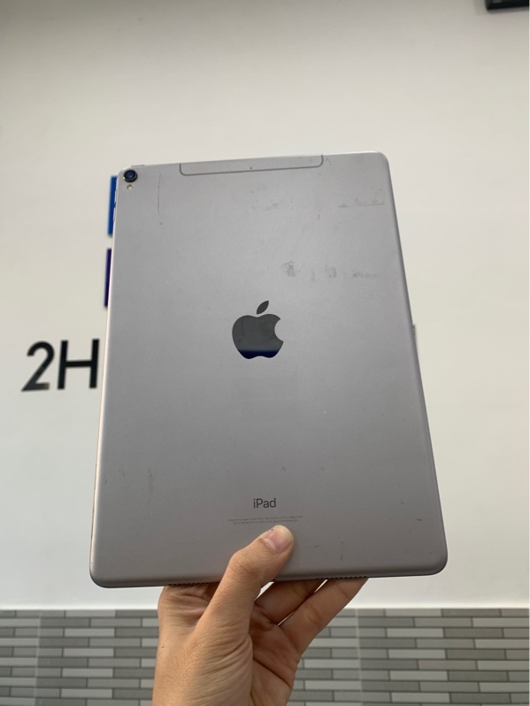 iPad Pro 10.5 inch - 2J/A - 64GB - 4G - Màu bạc - Ngoại hình: 98% - phản quang - Body