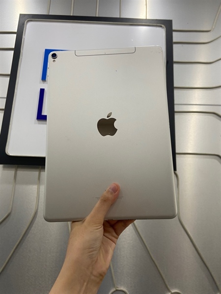iPad Pro 10.5 inch - J/A - 64GB - IOS 17.3.1 - Bản 4G - Pin 99% - Màu bạc - Ngoại hình: 97% - Body