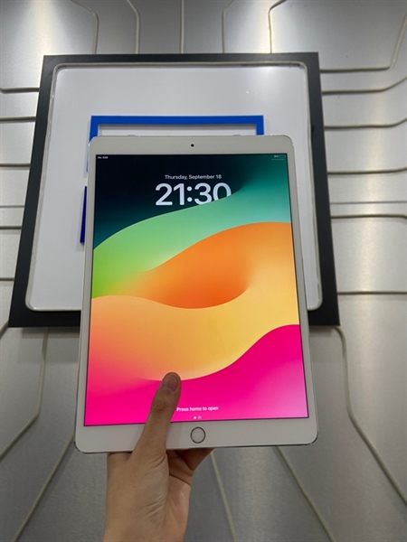 iPad Pro 10.5 inch - J/A - 64GB - IOS 17.3.1 - Bản 4G - Pin 99% - Màu bạc - Ngoại hình: 97% - Body 2