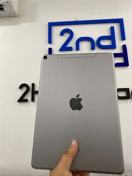 Ipad pro 10.5 inch - J/A - IOS 15.4.1 - 4G - 64GB - Màu bạc - Pin 98% - Ngoại hình 97% - Kèm sạc