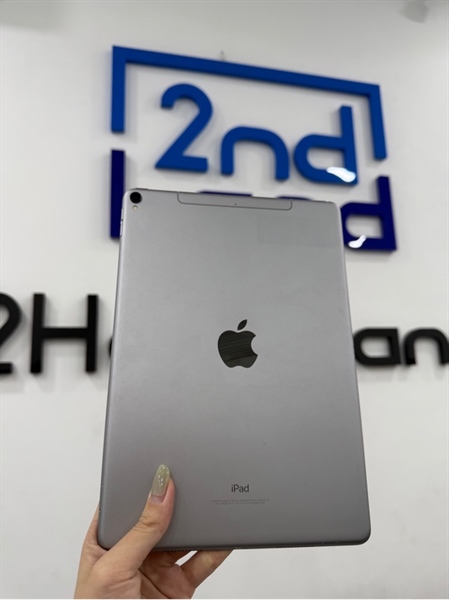 iPad pro 10.5 inch - J/A - IOS 17.7.5 - LTE - 64GB - Màu bạc - Pin 95% - Ngoại hình 98% - Màn trầy , phản quang viền , viền ám vàng - Kèm sạc