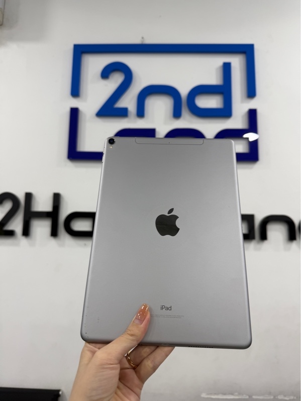 iPad pro 10.5 inch - LL/A - 4G - 64GB - Màu bạc - Pin thay 100% - Ngoại hình 97% - Màn nhiều phản quang , vàng viền - Body