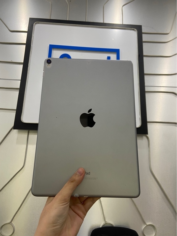 iPad Pro 10.5 inch - LL/A - 64GB - Bản Wifi - Pin 81% - Màu xám - Ngoại hình: 97% - Màn trầy - Body