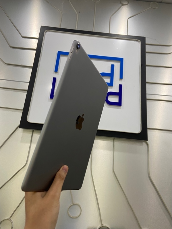 iPad Pro 10.5 inch - LL/A - 64GB - Bản Wifi - Pin 81% - Màu xám - Ngoại hình: 97% - Màn trầy - Body