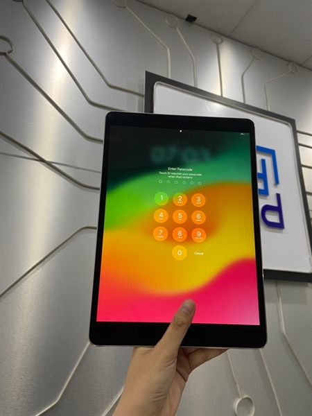 iPad Pro 10.5 inch - LL/A - 64GB - IOS 17.5.1 - Bản Wifi - Pin 91% - Màu xám - Ngoại hình: 98% - Body 2