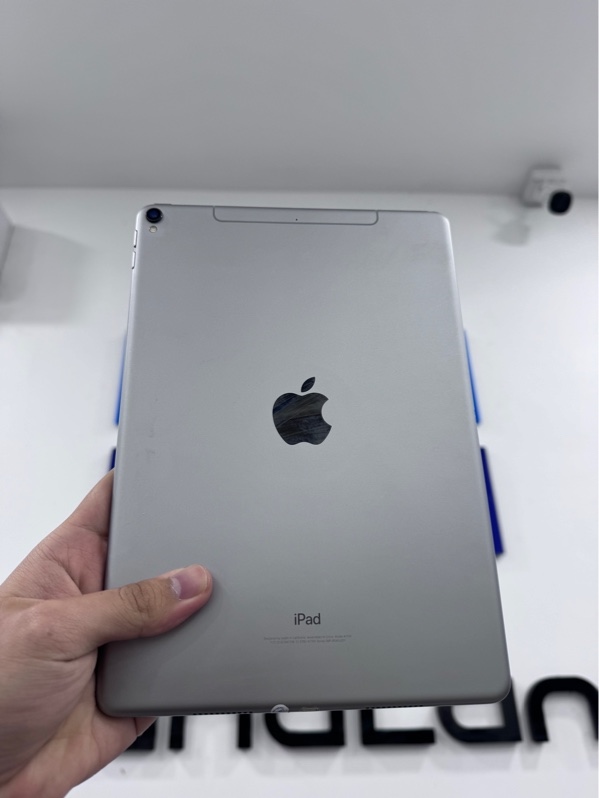 iPad Pro 10.5 inch - LL/A - ipadOS 17.7.11 - 64GB - 4G - Màu xám - Pin thay 100% - Màn phản quang, ám vàng, trầy - Body