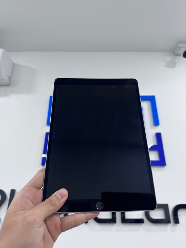 iPad Pro 10.5 inch - LL/A - ipadOS 17.7.11 - 64GB - 4G - Màu xám - Pin thay 100% - Màn phản quang, ám vàng, trầy - Body