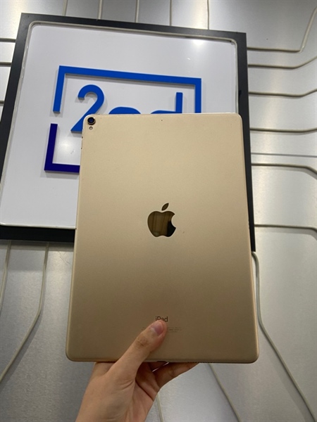 iPad Pro 10.5 inch - T/A - 64GB - Bản Wifi - Pin 83% - Màu vàng gold - Ngoại hình: 97% - Cấn 4 góc, ám viền vàng nhẹ - Body