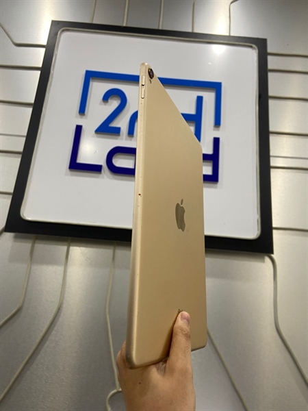 iPad Pro 10.5 inch - T/A - 64GB - Bản Wifi - Pin 83% - Màu vàng gold - Ngoại hình: 97% - Cấn 4 góc, ám viền vàng nhẹ - Body 1
