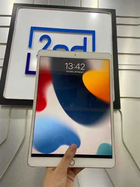 iPad Pro 10.5 inch - T/A - 64GB - Bản Wifi - Pin 83% - Màu vàng gold - Ngoại hình: 97% - Cấn 4 góc, ám viền vàng nhẹ - Body 2