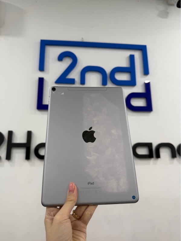iPad Pro 10.5 inch - TY/A - IOS 17.7.11 - 4G - 64GB - Màu xám - Pin 98% chu kì sạc 60 - Ngoại hình 98% - Màn ám hồng , 1 chấm pixel , lưng bạc màu - Không phụ kiện