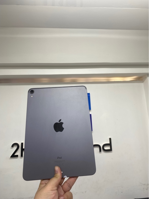 iPad pro 11 inch 2018 - 2B/A - IOS 26.6 - 64gb - Màu xám - Pin 84% - Ngoại hình 97% - Màn ám bụi trong màn, màn ám nhẹ, cong nhẹ - Body