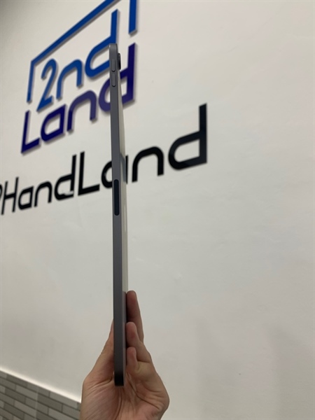 iPad Pro 11 inch 2018 - Màu xám - Pin 88% - Ngoại hình 97% - Xướt chấm bi viền nhẹ , màn ám vàng - Body 1