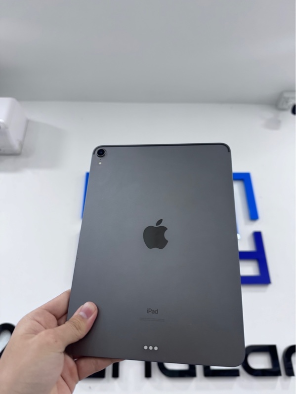 iPad pro 11 inch 2018 - ZP/A - 512GB - ios 26.6.1 - Bản wifi - Màu xám - Pin 86% - Ngoại hình 97% - Viền trầy xước, cấn góc, màn ám vàng, bầm một mảng nhỏ - Body
