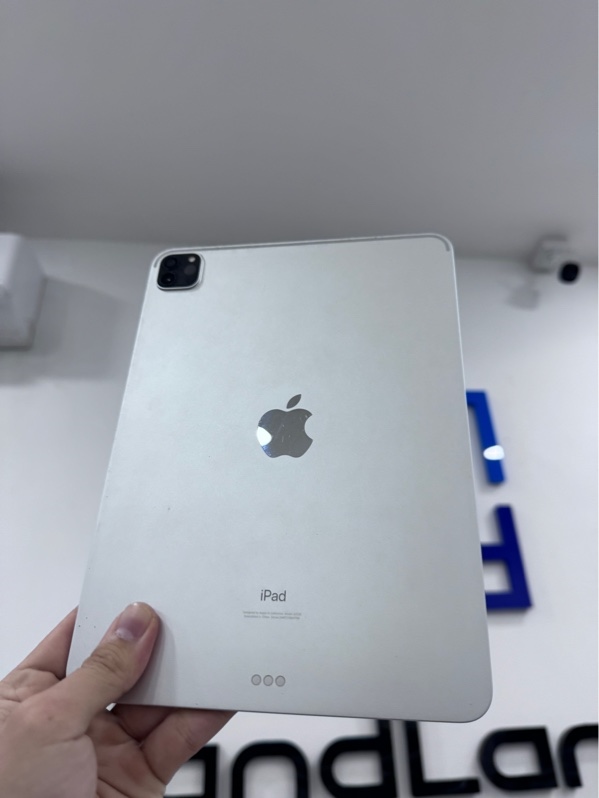 iPad Pro 11 inch 2020 - ZA/A - Bản wifi - 128GB - iPadOS 18.6.2 - Màu bạc - Pin 84%, chu kỳ sạc 1042 lần - Ngoại hình 97% - Lưng trầy - Kèm sạc linh kiện