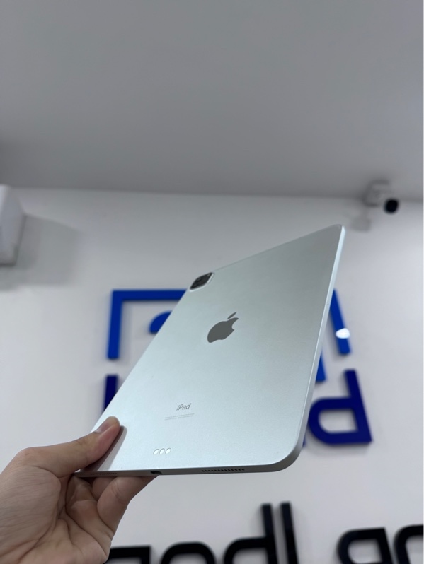 iPad Pro 11 inch 2020 - ZA/A - Bản wifi - 128GB - iPadOS 18.6.2 - Màu bạc - Pin 84%, chu kỳ sạc 1042 lần - Ngoại hình 97% - Lưng trầy - Kèm sạc linh kiện