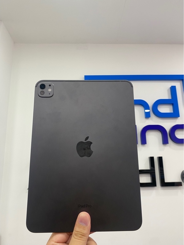 iPad Pro 11 inch M4 - Bản Wifi - LL/A - 256GB - Pin: 86% - Màu đen - Ngoại hình: 97% - Xước sườn - Kèm Box