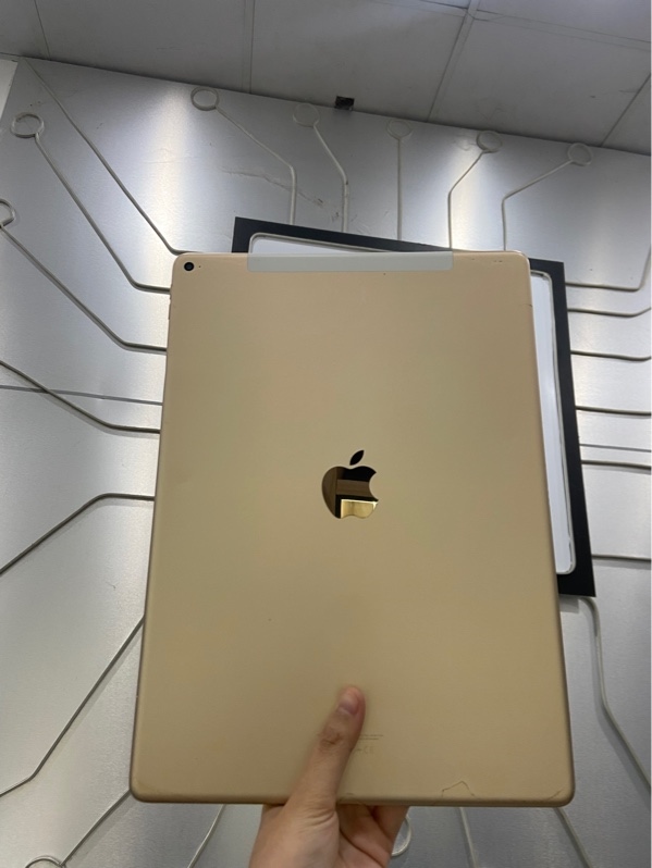 iPad Pro 12.9 A1652 2015 - Bản LTE - 128GB - IOS 16.7.16 - TH/A - Pin 84% - Màu gold - Ngoại hình: 97% - Trầy xước, sườn cong nhẹ, màn ám phản quang 1 mảng lớn - Body
