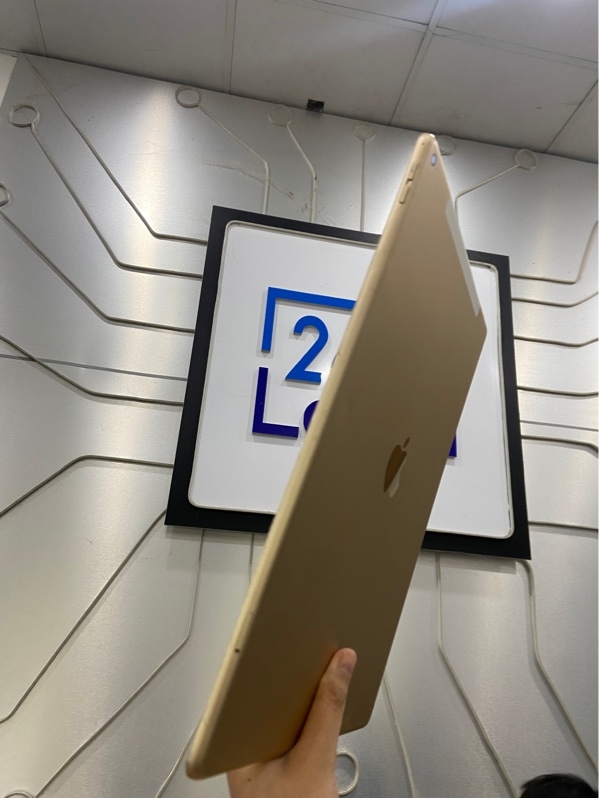 iPad Pro 12.9 A1652 2015 - Bản LTE - 128GB - IOS 16.7.16 - TH/A - Pin 84% - Màu gold - Ngoại hình: 97% - Trầy xước, sườn cong nhẹ, màn ám phản quang 1 mảng lớn - Body