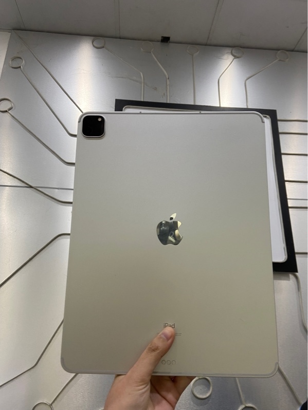 iPad Pro 12.9 Gen 5 - ZA/A - IOS 18.7 - 128GB - Bản 4G - Pin 91% - Màu xám - Ngoại hình: 97% - Màn ám xanh viền ám xanh, chết pixel 1 mảng khá lớn, màn trầy - Body