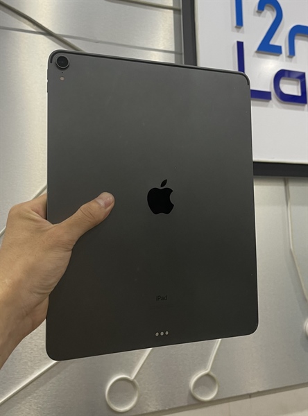 iPad Pro 12.9 inch - 64GB - Bản Wifi - X/A - ios 17.4.1 - Màu Xám - Ngoại hình 97% - Pin 81% - màn ám vàng
