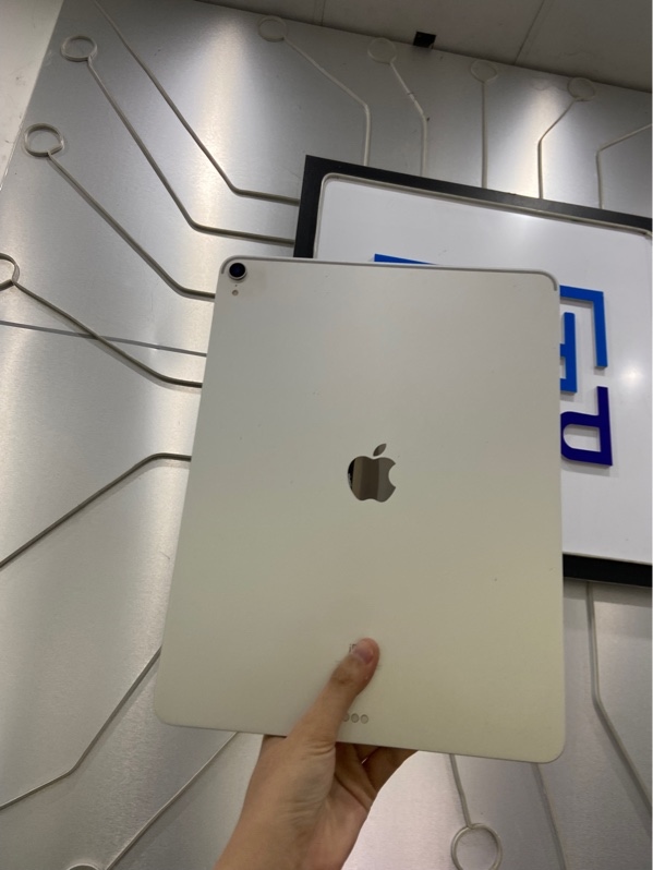 iPad Pro 12.9 inch Gen 3 - 512G - Wifi - LL/A - Màu bạc - Pin 87% ( chu kỳ sạc 329) - Ngoại hình: 97% - Màn ám vàng viền nhẹ, bạc màu - FullBox