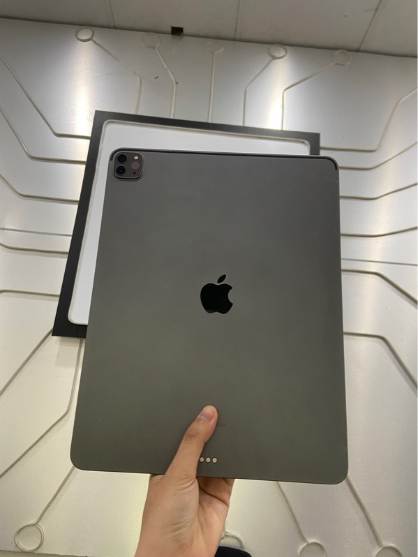 iPad Pro 12.9 inch Gen 5 M1 2021 - ZP/A mã N - 256GB - Pin 87% - Bản Wifi - Màu đen - Ngoại hình: 97% - Cong nhẹ, xước lưng, sườn, màn ép kính, màn bầm, phản quang, ám vàng - Body
