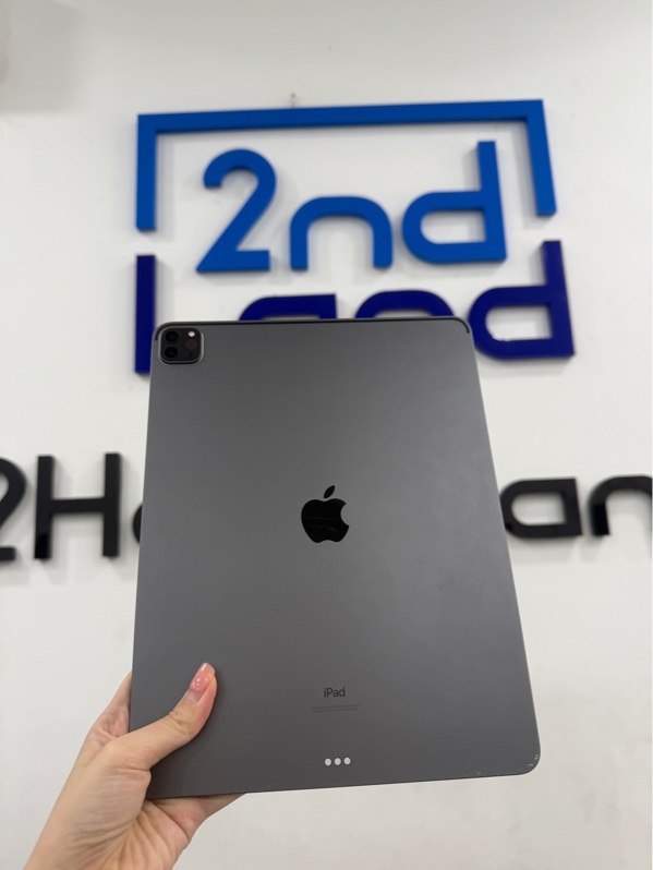 iPad Pro 12.9 inch thế hệ 5 - LL/A - ipadOS 26.5.2 - wifi - 256GB - Màu xám - Pin 84% - Ngoại hình 97% - Viền trầy xước, cong sườn nhẹ, màn phản quang, bầm đen nhiều đốm, , màn ám hồng - Kèm box
