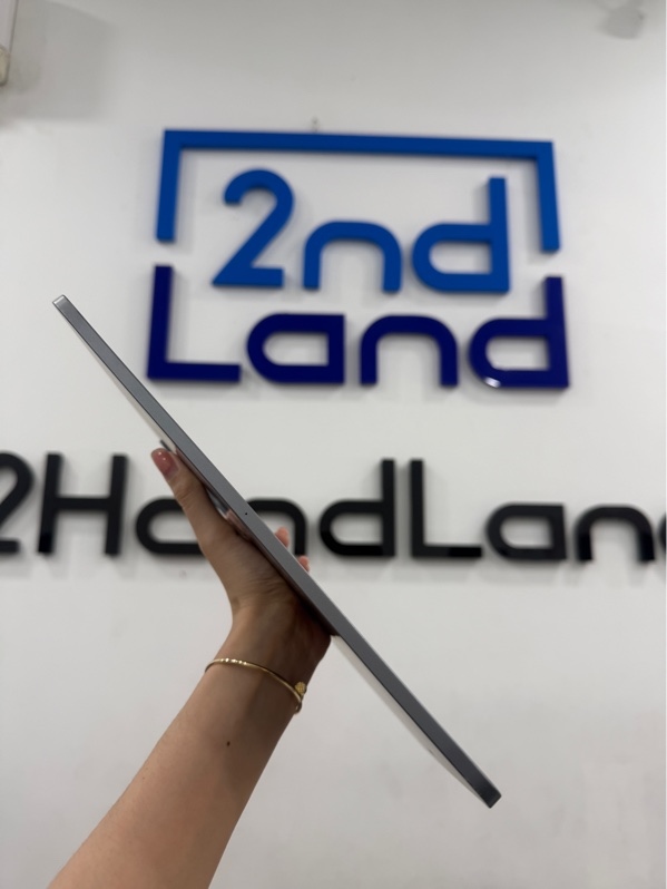 iPad Pro 12.9 inch thế hệ 5 - LL/A - ipadOS 26.5.2 - wifi - 256GB - Màu xám - Pin 84% - Ngoại hình 97% - Viền trầy xước, cong sườn nhẹ, màn phản quang, bầm đen nhiều đốm, , màn ám hồng - Kèm box